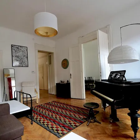 아파트 Grand Piano At Astoria *